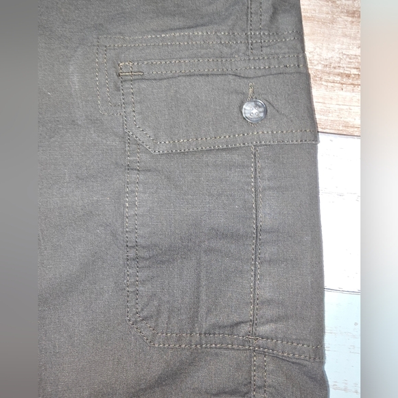 Joseph Abboud Cargo Shorts (US 38" Waist) - Picture 4 of 5